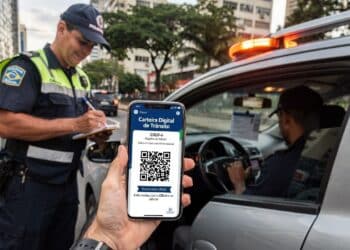 Motoristas sem um destes dois documentos podem receber multa de R$ 884,41 e 7 pontos na carteira
