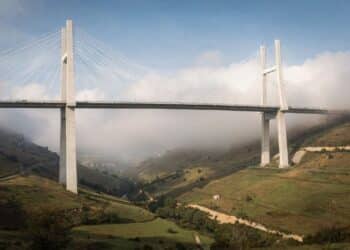 Essa ponte na França é mais alta que a Torre Eiffel, corta um vale imenso e virou atração turística por sua engenharia e beleza absurda