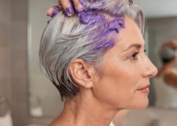 Rotina prática para quem tem 45 anos ou mais e quer cabelos brancos com brilho e vida