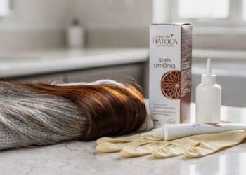 Dez tintas sem amônia eliminam 100% dos fios brancos sem ressecar e preservam a fibra capilar