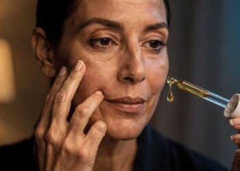 Retinol de farmácia reduz até 65% das linhas finas em mulheres acima de 45 anos