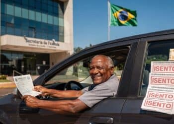 Nova lei garante isenção de IPVA nacional para carros com 20 anos e beneficia idosos sem limite de renda