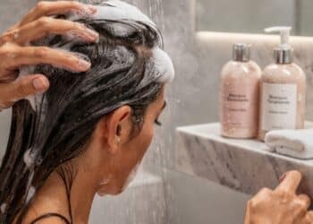 3 shampoos tonalizantes que disfarçam fios brancos direto no banho sem química pesada