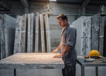 TRT-MG concede indenização de R$ 3 mil após sofrer apelidos de "xá de mula" e "vermelho" e outros constantes no ambiente de trabalho