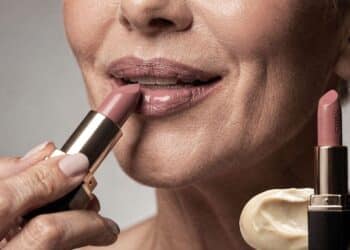 5 batons cremosos com efeito lifting que reduzem até 30% das linhas em lábios 50+