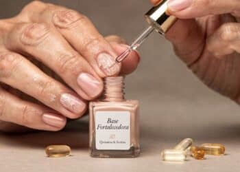 Top 5 bases fortalecedoras que deixam unhas mais resistentes sem efeito endurecido excessivo