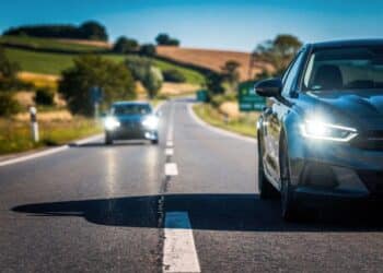 Com lei em vigor, motoristas podem receber multa de R$ 130 e 4 pontos na CNH por farol baixo desligado em pista simples