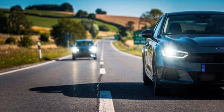 Com lei em vigor, motoristas podem receber multa de R$ 130 e 4 pontos na CNH por farol baixo desligado em pista simples