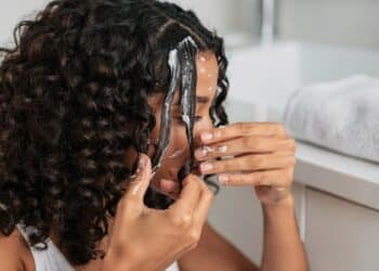 5 passos essenciais para uma rotina de lavagem suave que preserva a oleosidade natural e a saúde dos cabelos cacheados