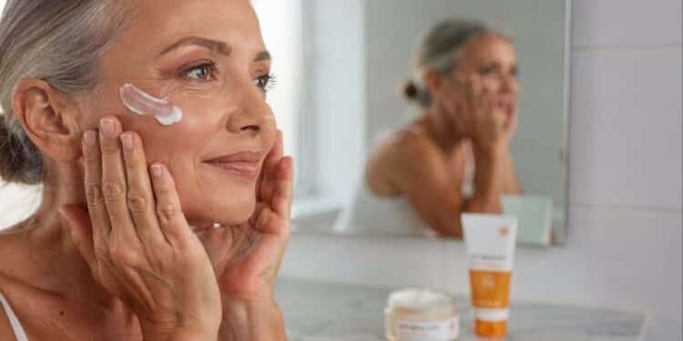 5 cremes para quem tem mais de 45 anos que ajudam a firmar a pele e diminuir rugas profundas