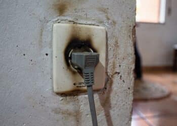 O cheiro que sai da tomada e muita gente ignora pode ser o primeiro sinal de problema na instalação elétrica