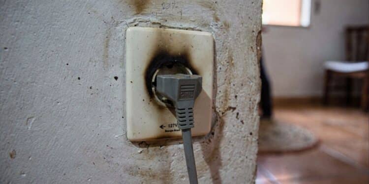 O cheiro que sai da tomada e muita gente ignora pode ser o primeiro sinal de problema na instalação elétrica