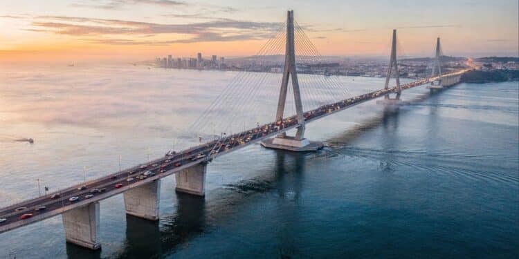 Maior ponte da Europa recebe nome de time brasileiro, custa cerca de 900 milhões de euros e simboliza união com Portugal