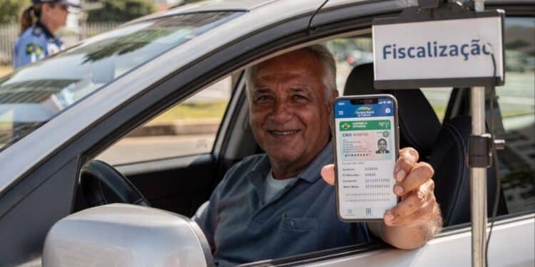 CNH tem novas regras para motoristas com 50 anos ou mais e mudança já está em vigor