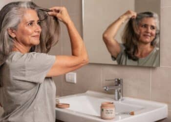 Elimine os cabelos brancos com métodos naturais que recuperam o brilho e tratam o fio sem usar amônia ou PPD