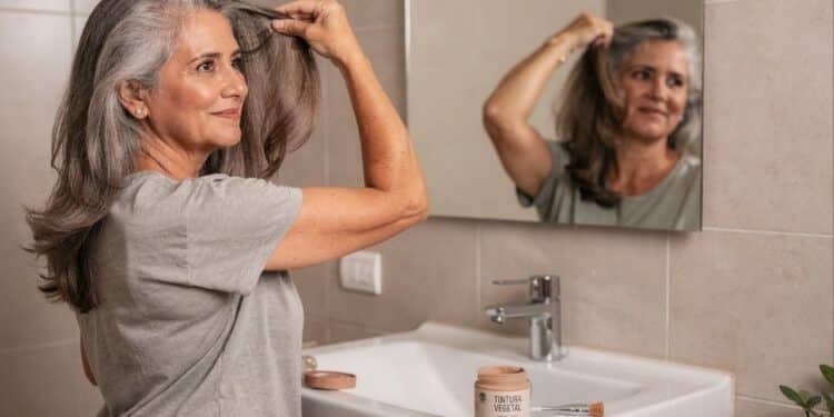 Elimine os cabelos brancos com métodos naturais que recuperam o brilho e tratam o fio sem usar amônia ou PPD