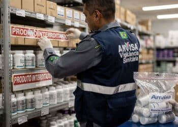 Anvisa proíbe 3 marcas de suplementos de ora-pro-nóbis e alerta para risco de intoxicação no fígado
