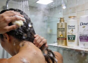 Condicionadores antiqueda com novas fórmulas que blindam os fios e custam a partir de R$ 17