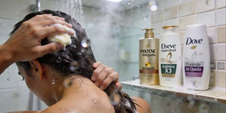 Condicionadores antiqueda com novas fórmulas que blindam os fios e custam a partir de R$ 17