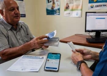 Idosos que moram sozinhos podem garantir R$ 1.621 mensais com benefício do Governo Federal