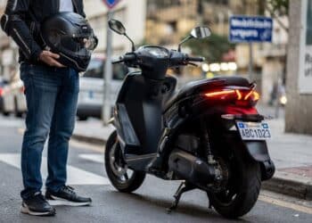 Novas regras para quem pilota motocicletas estão em vigor e traz itens obrigatórios para condutores