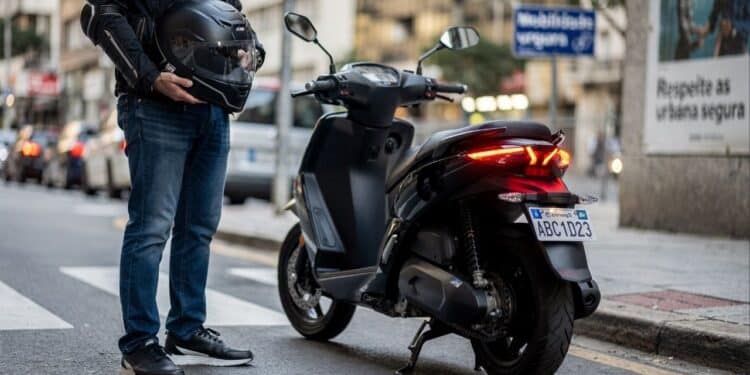 Novas regras para quem pilota motocicletas estão em vigor e traz itens obrigatórios para condutores