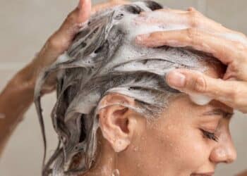 5 shampoos baratos que ajudam a esconder cabelos brancos sem química forte