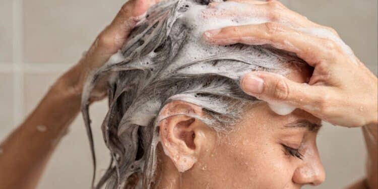 5 shampoos baratos que ajudam a esconder cabelos brancos sem química forte
