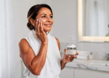 Rotina de pele aos 60 anos reverte flacidez e devolve brilho em sete dias