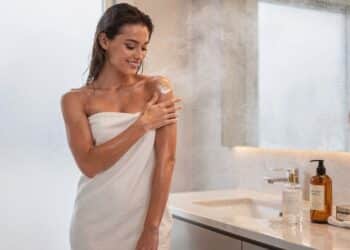 5 perfumes femininos leves e hidratantes com fixação forte para usar após o banho