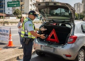 Esses itens são obrigatórios no carro em 2026 e podem gerar multa de R$ 195,23 ao motorista se não tiver