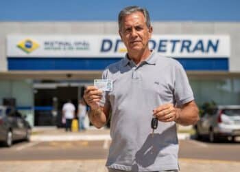 Regras da CNH em 2026 mantém redução de validade para 5 anos aos 50 e gera multa de R$ 293,47