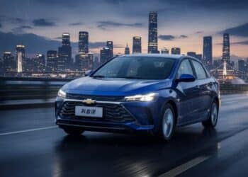Novo Chevrolet Monza atinge média de 21 km/l e substitui o Onix com motor híbrido e design inspirado na Blazer
