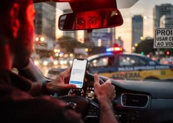 Hábito comum entre motoristas no sinal fechado pode render multa de R$ 293 e ainda 7 pontos na CNH