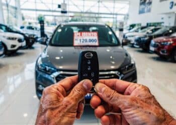 Idosos podem adquirir carros com preço reduzido após nova lei que amplia benefícios no Brasil