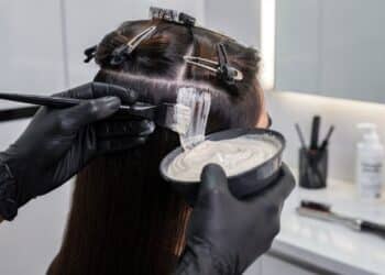 Marcas de farmácia entregam tinturas sem amônia que cobrem até 70% dos brancos e duram cerca de 30 lavagens