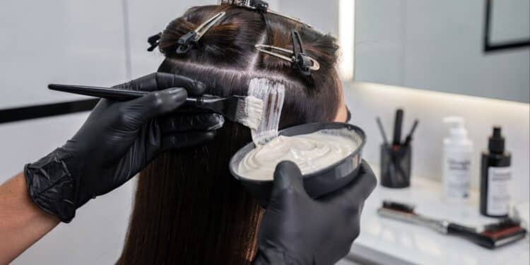 Marcas de farmácia entregam tinturas sem amônia que cobrem até 70% dos brancos e duram cerca de 30 lavagens