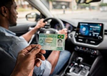 Projeto de lei propõe dividir CNH entre motoristas de veículos manuais e automáticos no Brasil