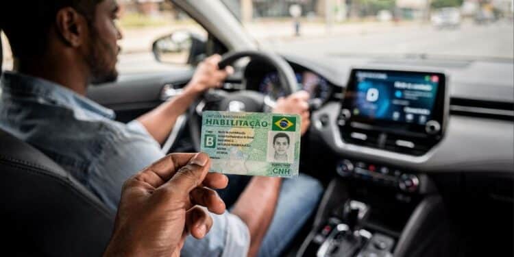 Projeto de lei propõe dividir CNH entre motoristas de veículos manuais e automáticos no Brasil