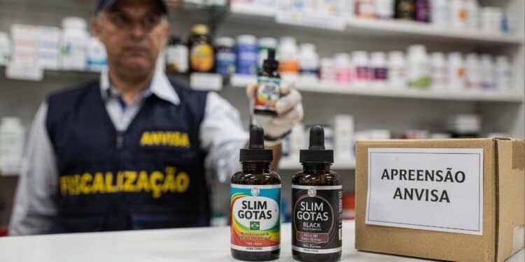 Anvisa proíbe suplementos por promessas falsas de cura e apreende lotes irregulares