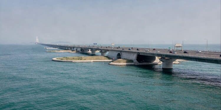 China constrói ponte com 55 km, túnel submerso e ilhas artificiais para reduzir viagens de 4 horas para 45 minutos