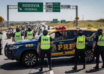 PRF aplica mais de R$ 1 milhão em multas a 500 motociclistas por viagens fora das regras permitidas