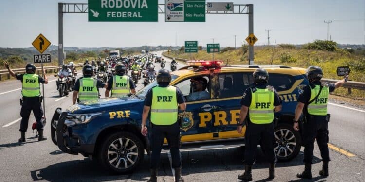 PRF aplica mais de R$ 1 milhão em multas a 500 motociclistas por viagens fora das regras permitidas