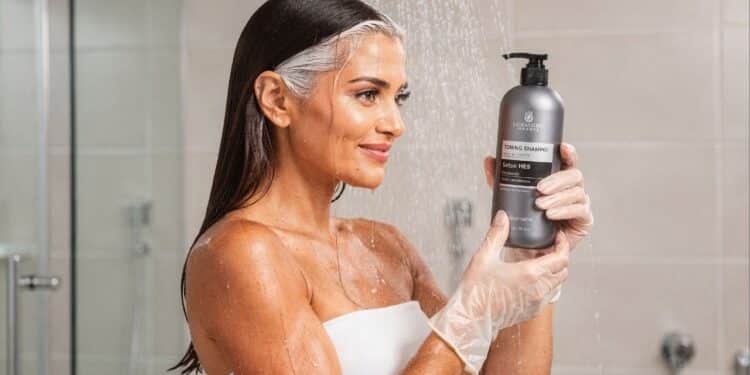 3 shampoos e 2 tonalizantes de farmácia garantem o fim dos cabelos brancos sem gastar muito