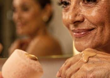 Base líquida acessível disfarça até 60% das rugas em mulheres 50+