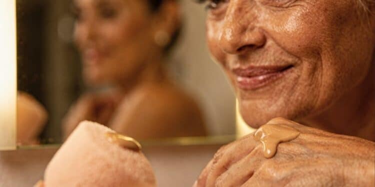 Base líquida acessível disfarça até 60% das rugas em mulheres 50+