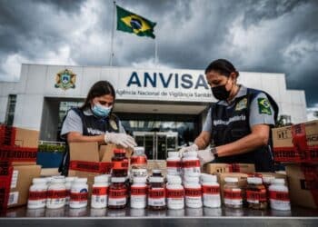 Anvisa proíbe suplementos e determina apreensão nacional após identificar fabricante sem licença sanitária