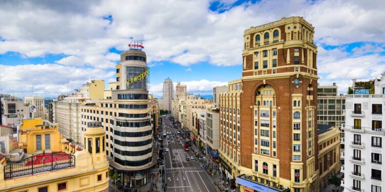 Quanto custa se mudar para Madrid em 2026: renda mínima exigida é menor do que muitos brasileiros imaginam