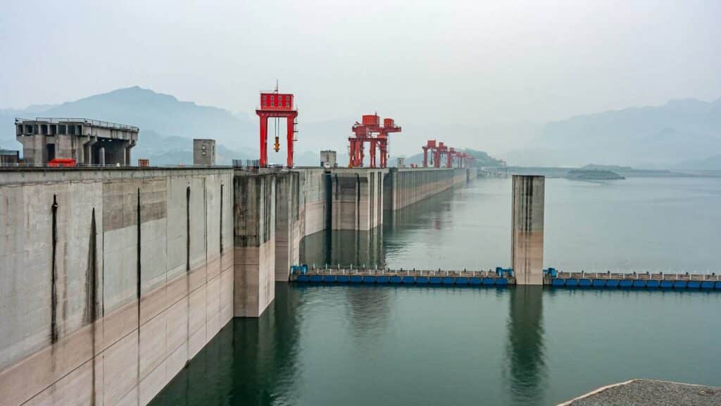 Essa usina chinesa é tão grande que dá para ver do espaço e mudou totalmente a vida de mais de 1 milhão de pessoas