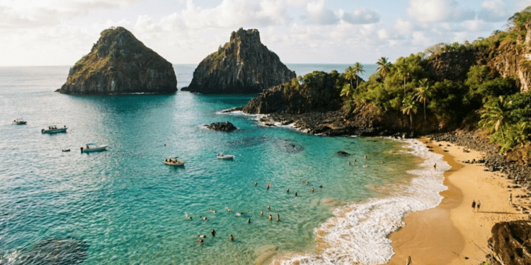 Viajar para Noronha exige disposição para explorar trilhas rústicas e mergulhar em um aquário natural a céu aberto.